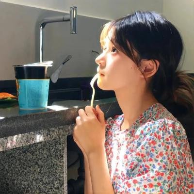 某影后之女出道颜值引争议，网友群嘲，深夜引热议